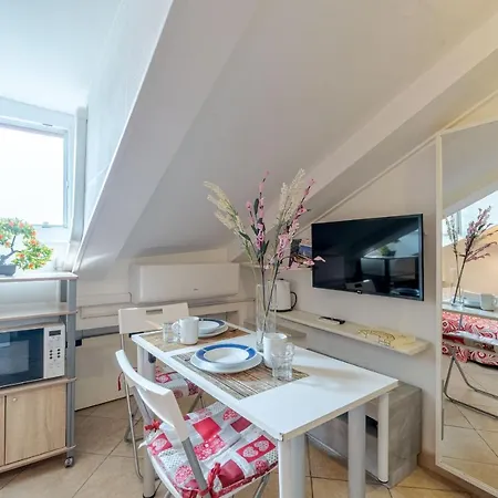 Garibaldi Central Mini Studio *