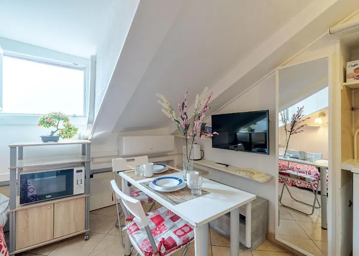 Garibaldi Central Mini Studio *